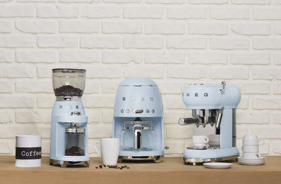 Pastel Mavi Kahve Öğütme Makinası